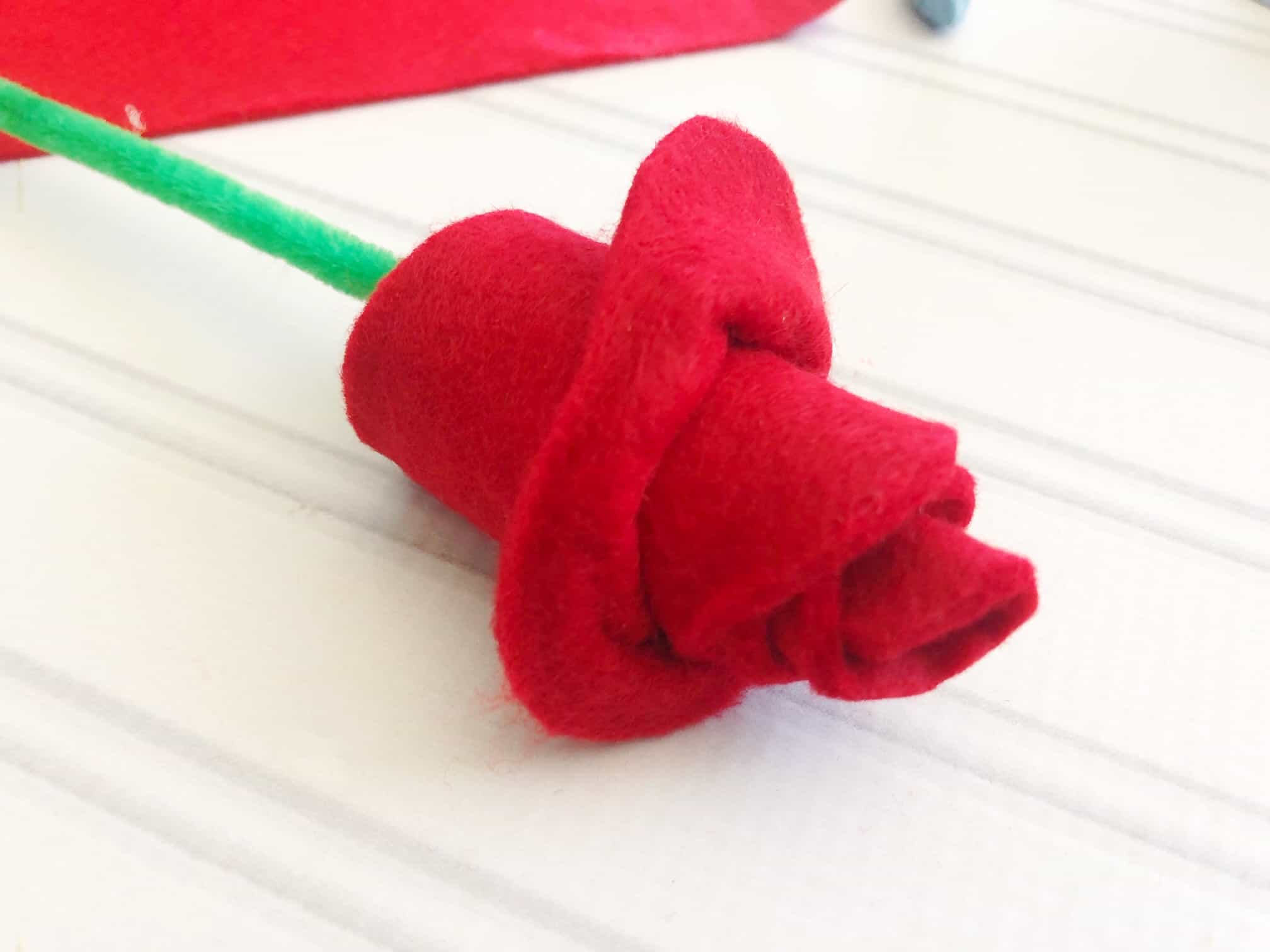 Valentine's day crafts: easy felt Valentine's day roses